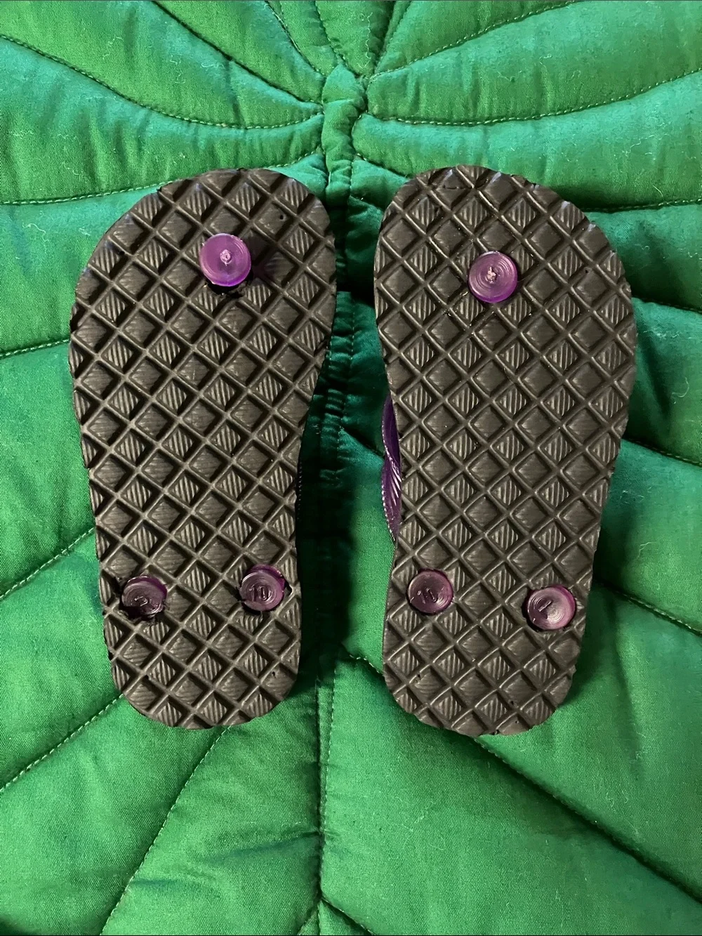 NWOT Hawaii brand kids locals slippers sandals, black/purple.
